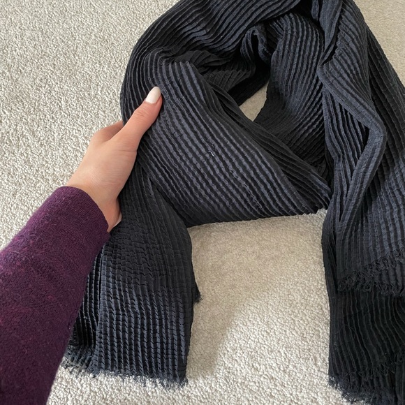 BCBG black scarf - Picture 3 of 3